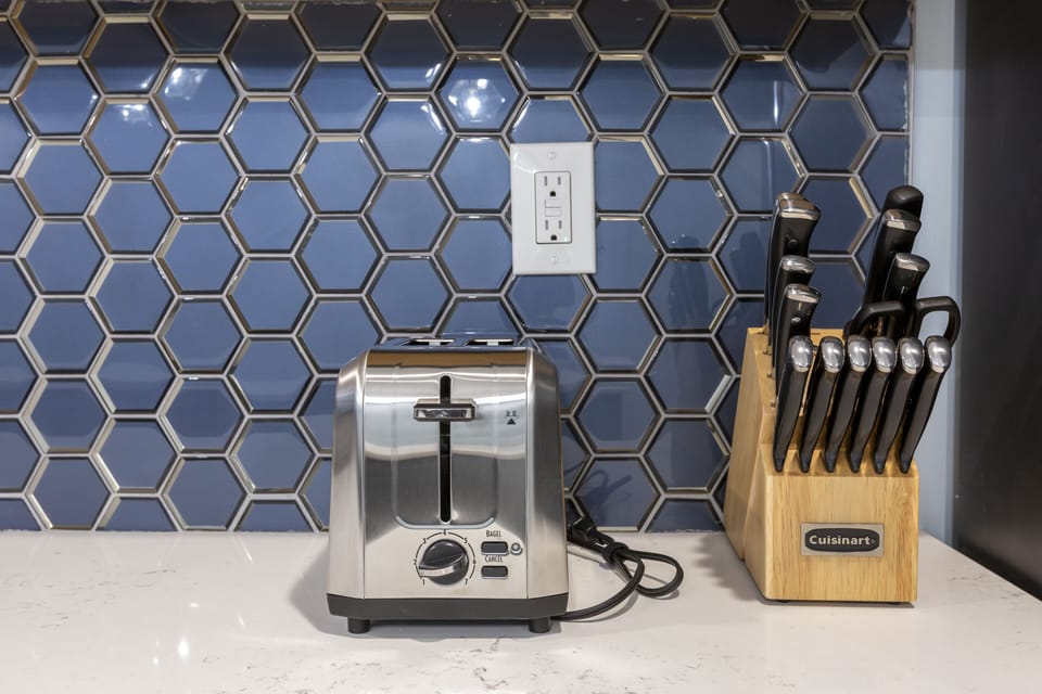 Stainless toaster, knife set complete kitchen, perfect for your culinary needs.