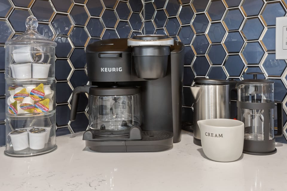 Coffee options galore: carafe, single cup, French press! 
