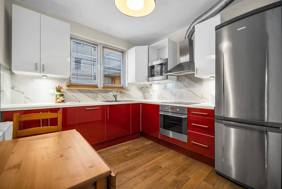 Full Kitchen With Microwave, Oven, Dishwasher | Book Now with RENTUJEMY