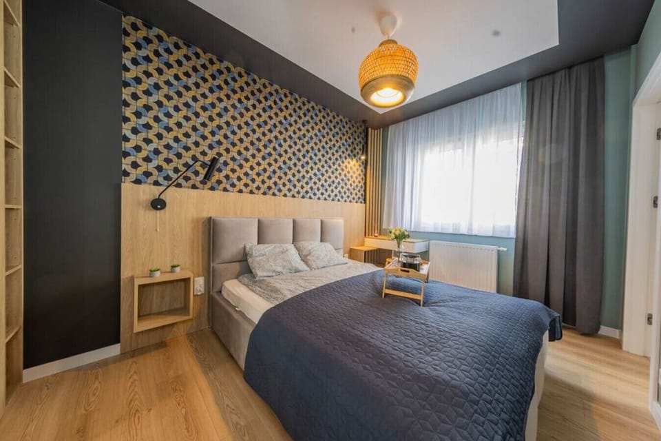 Private Bedroom with Queen Bed and Storage Space | Book Now with RENTUJEMY