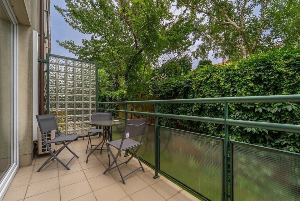 Private and Furnished Terrace | Book Now with RENTUJEMY