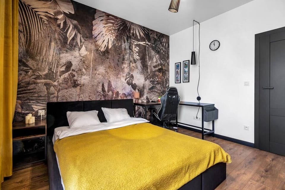 Private Bedroom with Queen Bed and Working Space | Book Now with RENTUJEMY