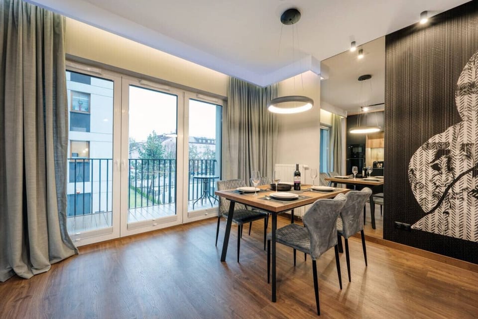 Dining Area for Four | Book Now with RENTUJEMY