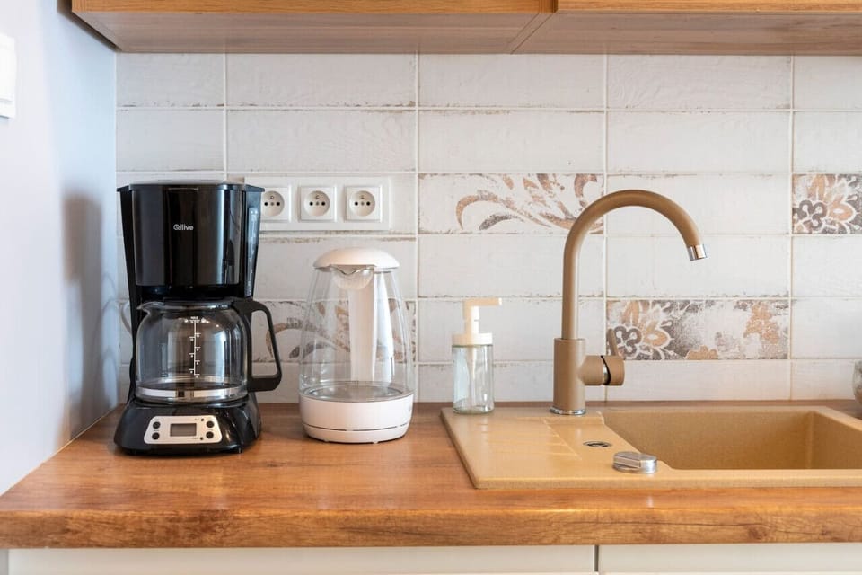 Studio - KItchen | Book Now with RENTUJEMY.COM