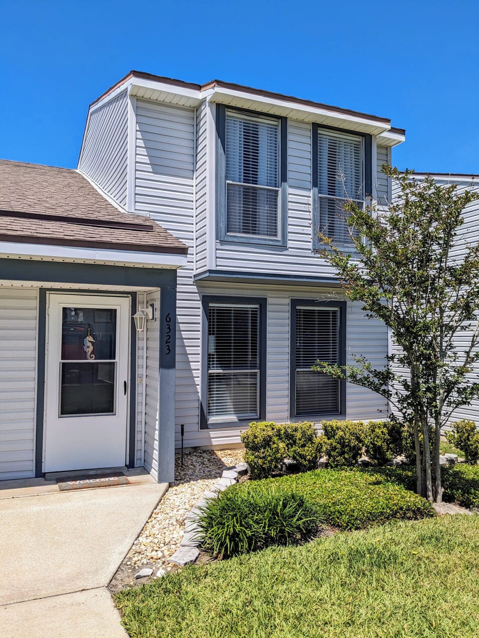 Great location! Quiet end unit. Three-minute walk to the beach!