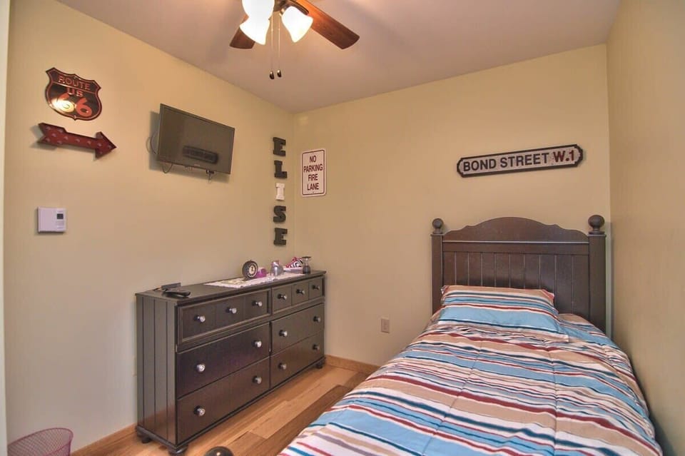 Twin/ trundle bed located 
Upstairs 