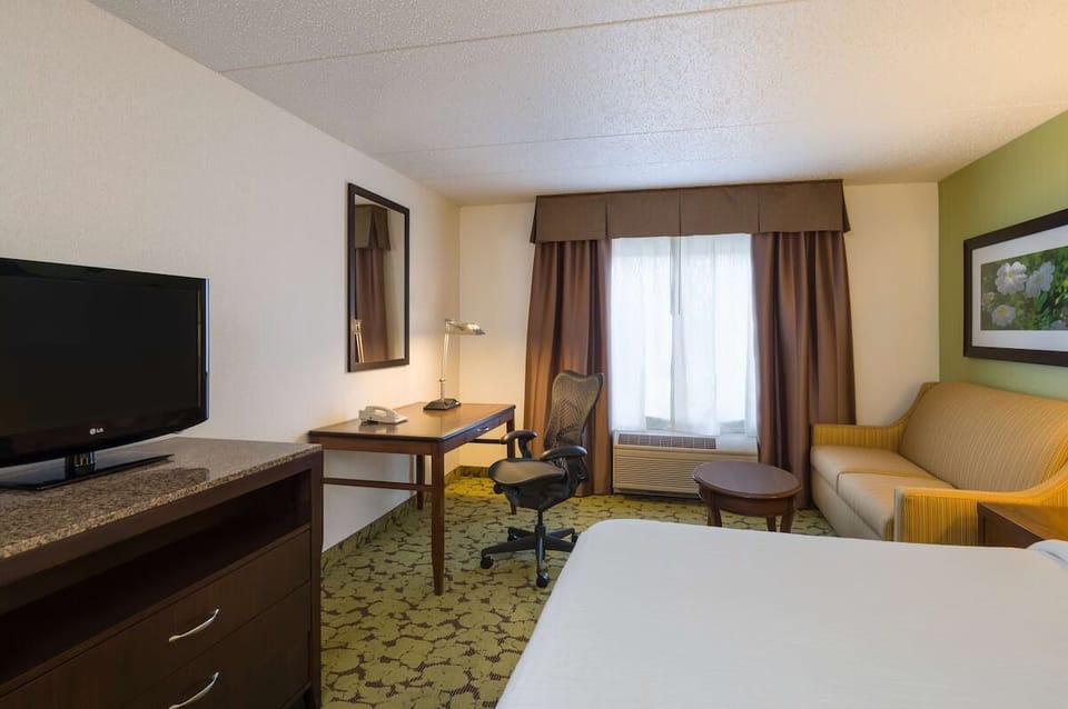 Work comfortably at the desk, then relax by the window.