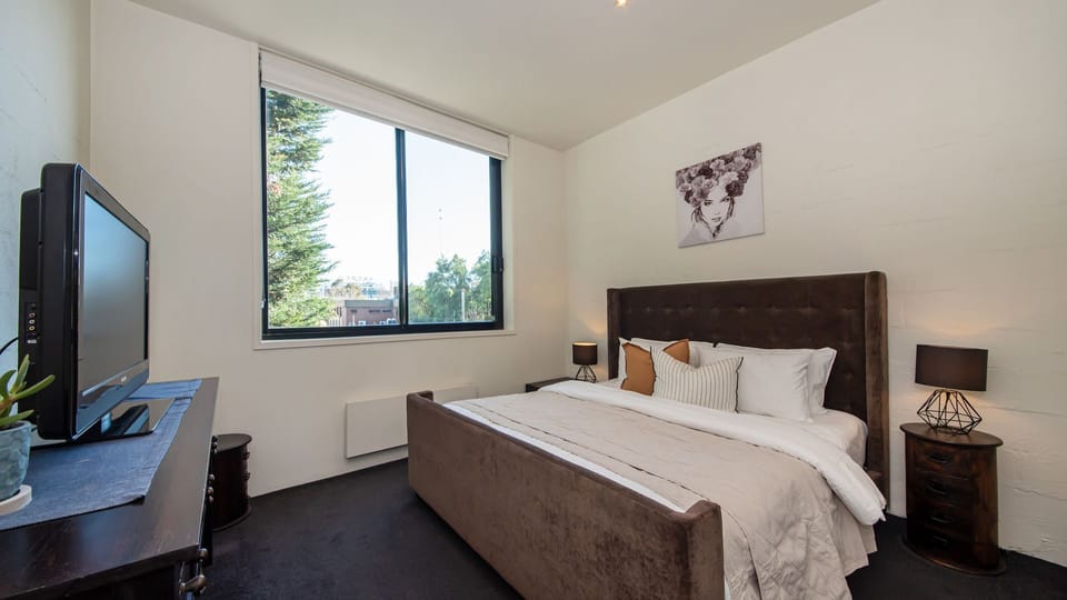 Master bedroom with King bed (middle floor) with ensuite