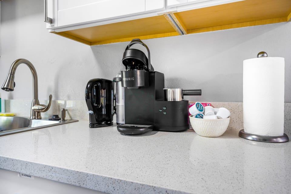 Keurig coffee machine and pods provided.