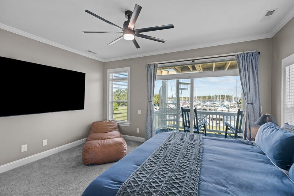 Master bedroom, complete with a TV for your entertainment! 
