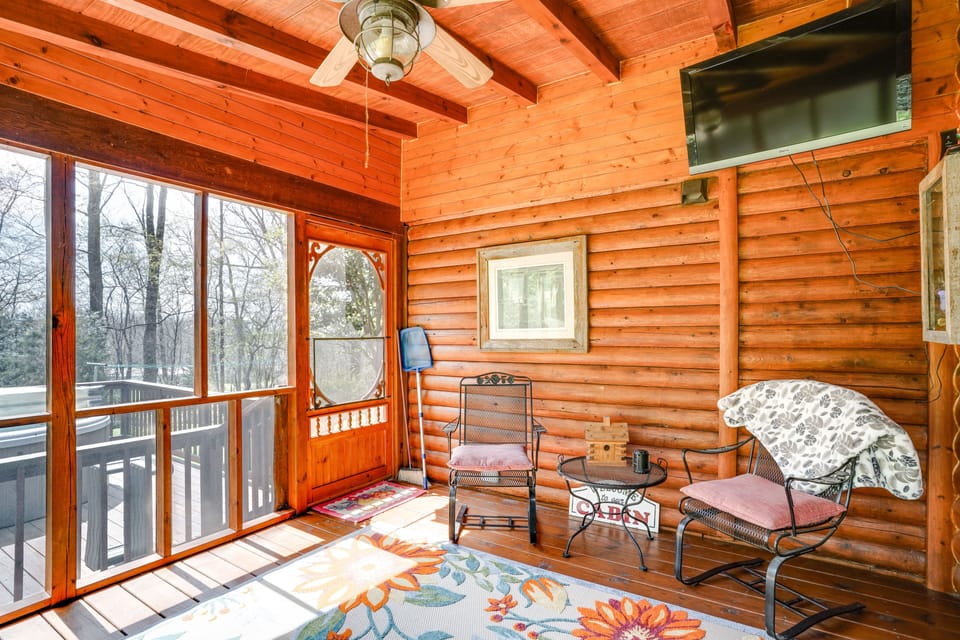 Sunroom | Flat-Screen TV | Outdoor Seating