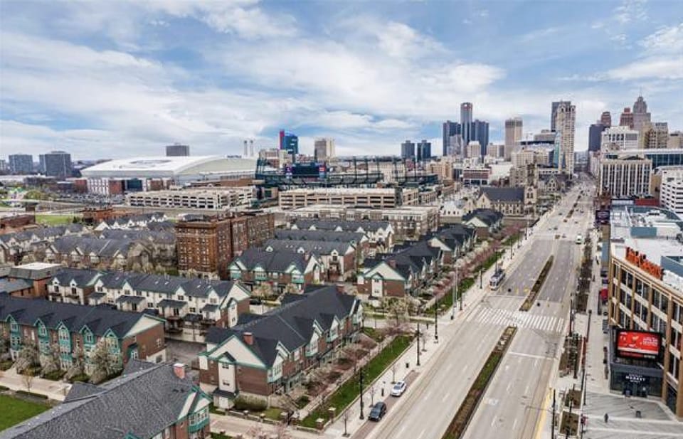 walkable to all stadiums and Downtown