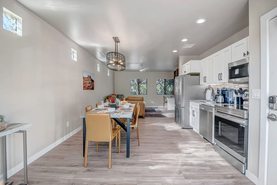 Dining Area with Seating for 6