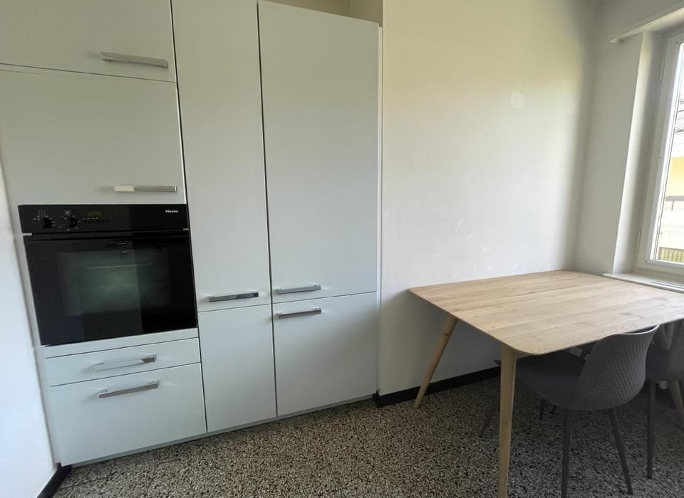 Kitchen with dining table