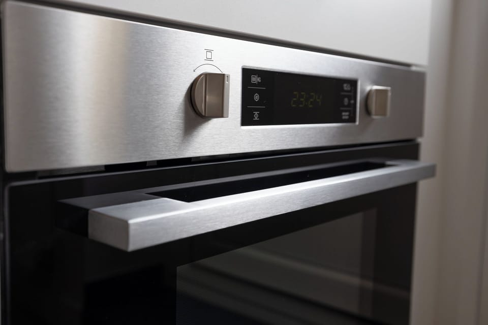 Modern oven controls for precision cooking.

Ontspan in stijl tijdens je verblijf in Hotel Eindhoven.