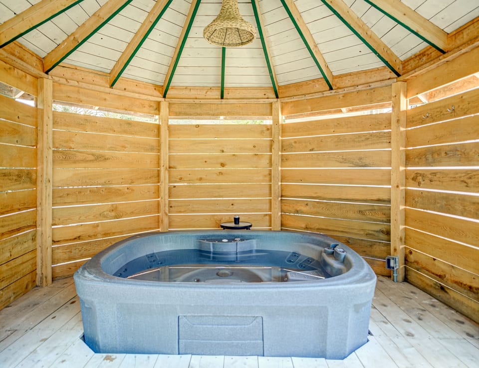 Indoor spa tub