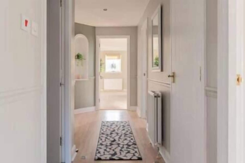 Large hallway leading to all rooms. 
