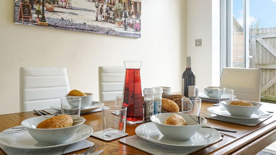 Dining for 6 Garden View, Wine, Bread Water Salt Pepper Starters Please!