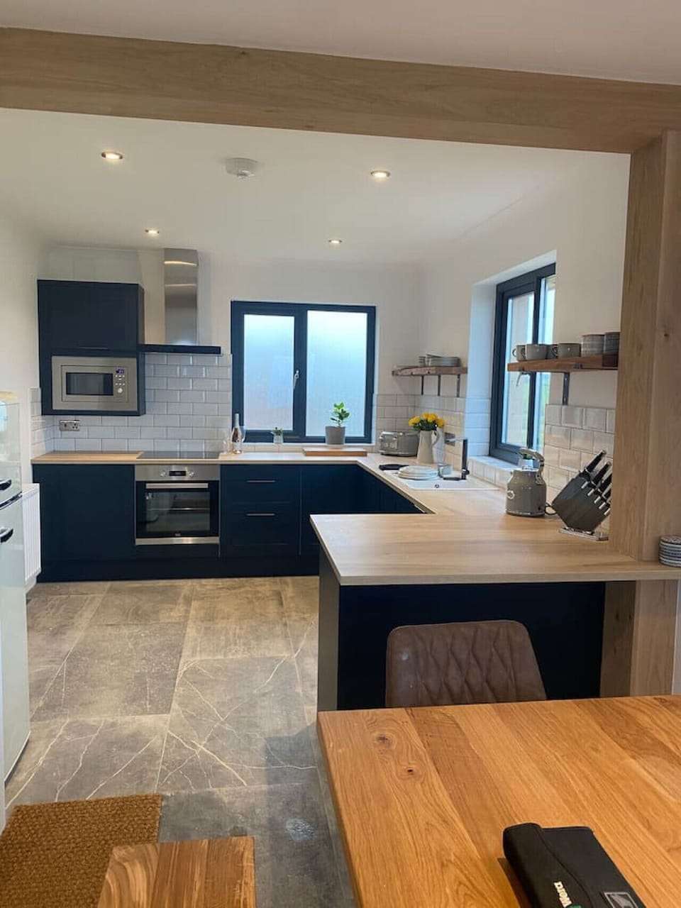Ty Melyn No.2 Newgale – Modern kitchen overlooking the ocean, equipped with everything you need for home-cooked feasts and relaxed breakfasts.