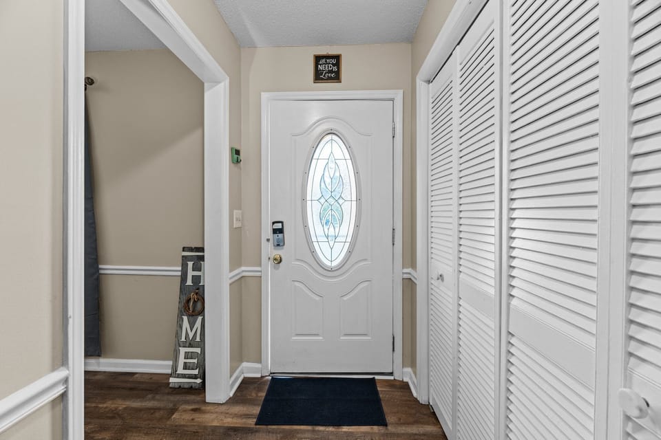 Inviting front entryway - begin your relaxing vacation here!