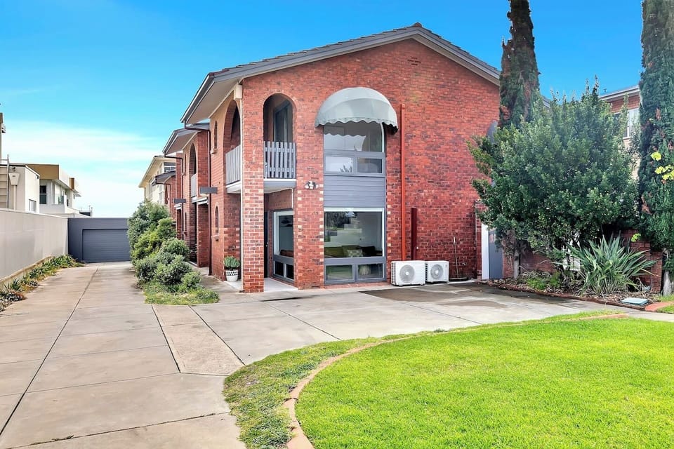 This newly renovated stay is conveniently located within a few-minute stroll to Glenelg North Beach and offers picturesque views facing the Patawalonga River.