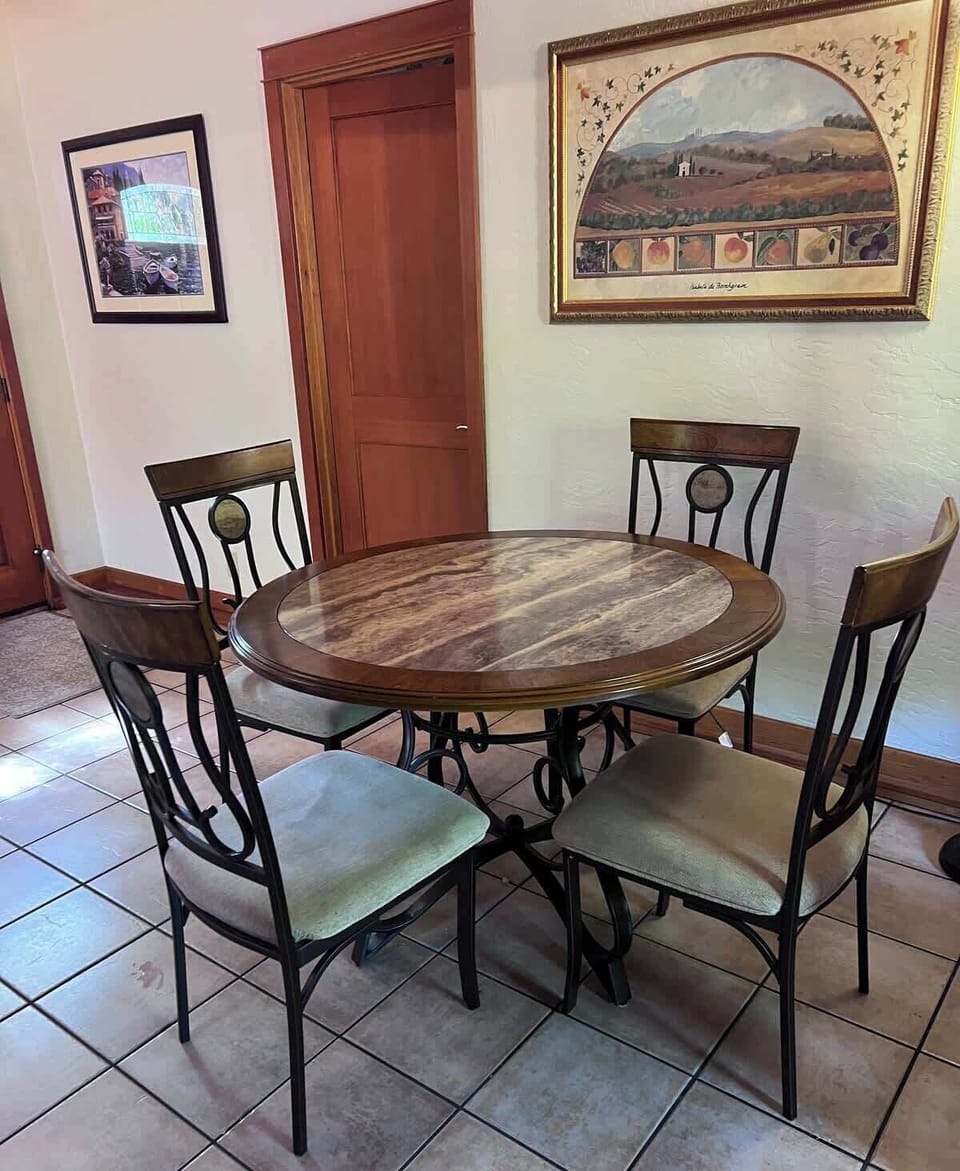 Cozy dining nook with seating for four — perfect for pre-game breakfasts, post-game takeout, or gathering with friends during your Ducks weekend near Autzen Stadium.