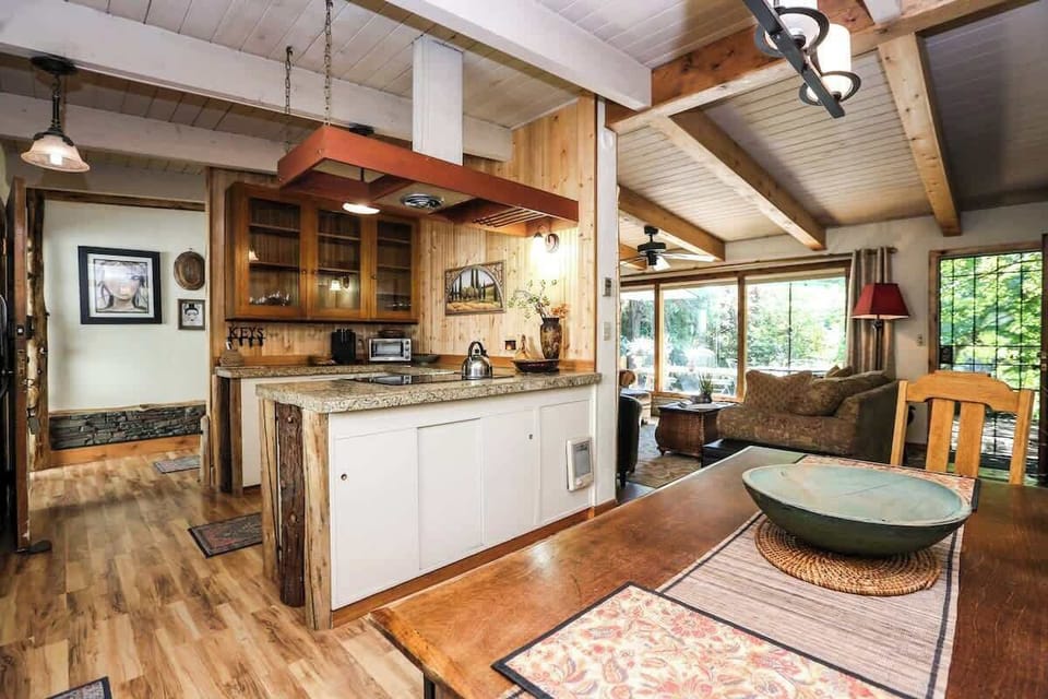 Spacious full kitchen that flows into the dining and living areas — perfect for cooking big breakfasts before heading to Autzen Stadium, sharing meals after a Ducks game, or gathering with friends during your stay.