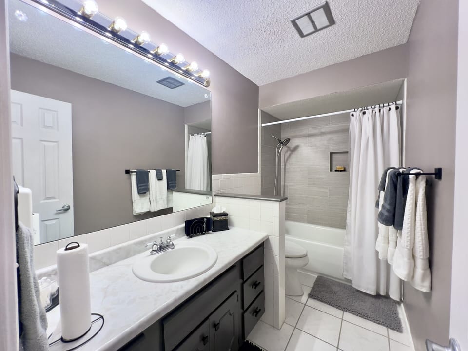 Hall Bathroom - Combination Tub/Shower