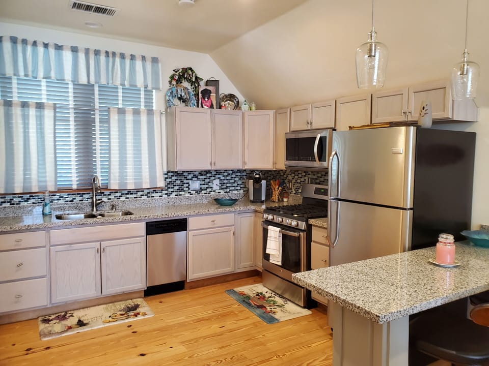 full kitchen with dishwasher, full-size refrigerator, freezer