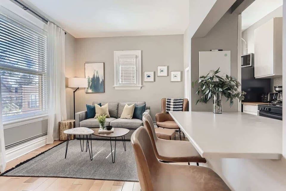 The modern finishes and bright light make this home pleasant and cozy