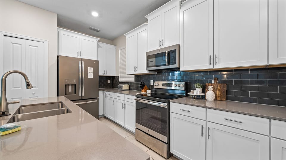 Sleek kitchen with with the sink at the kitchen island