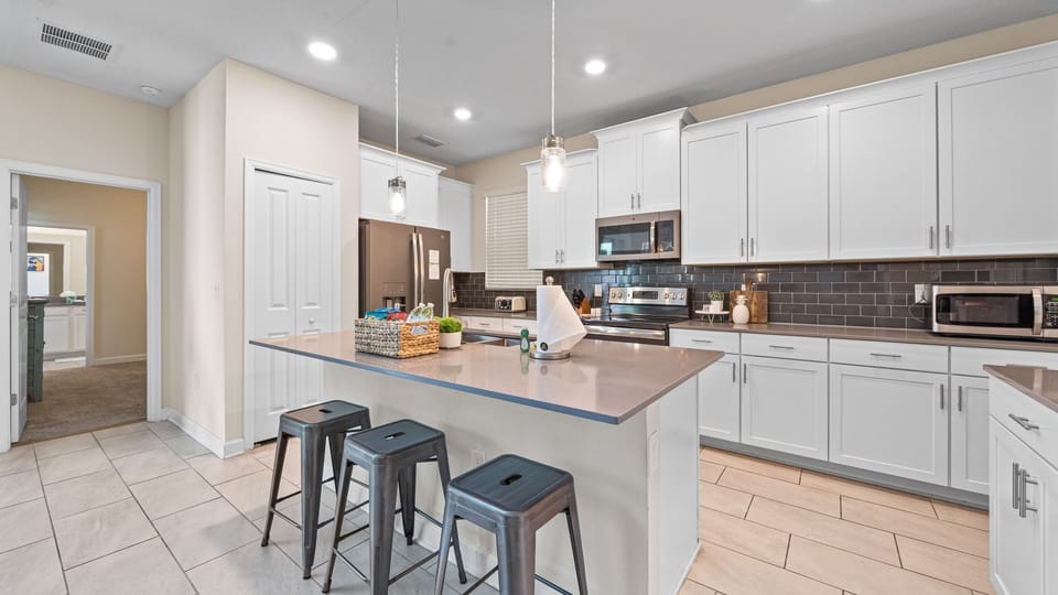 Spacious kitchen with kitchen island