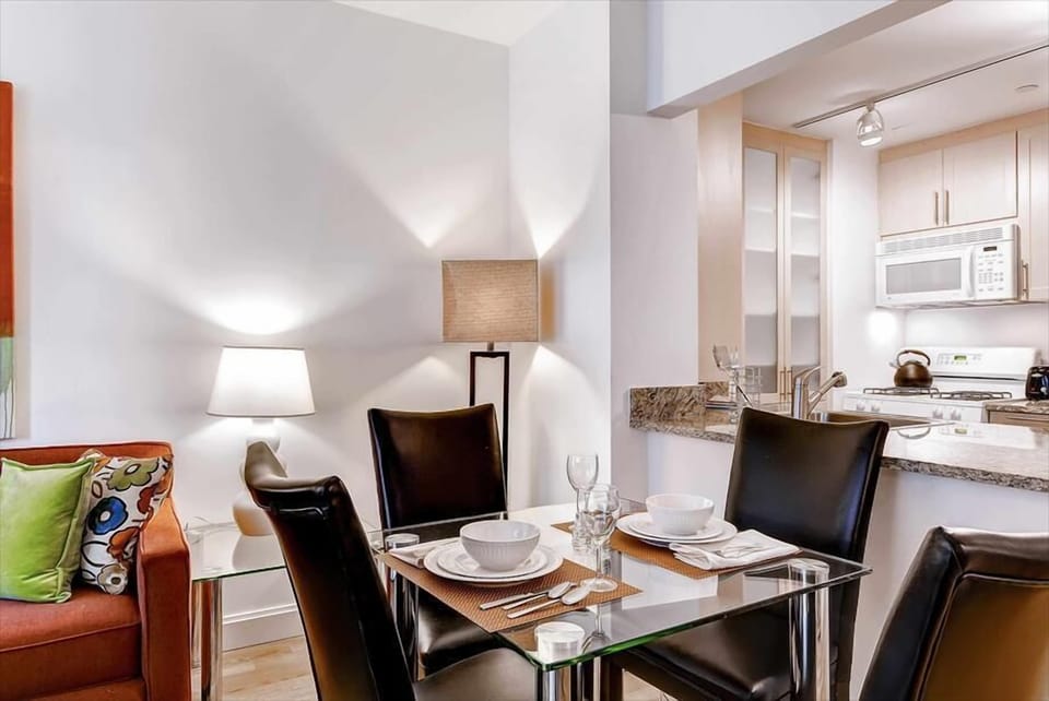 Financial District New York 1 Bedroom Dining Room