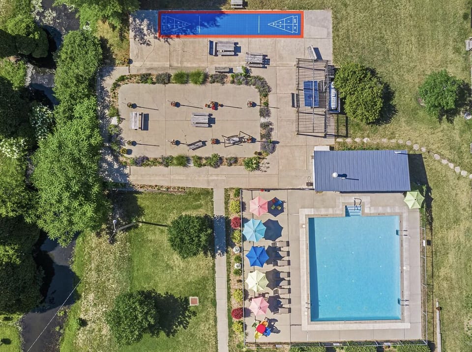 Community Pool heated Mem Day - Labor Day