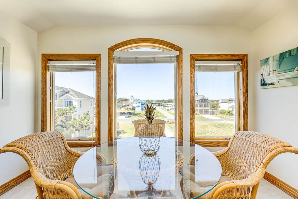 Top-Level Kitchen with Table (seats 4)