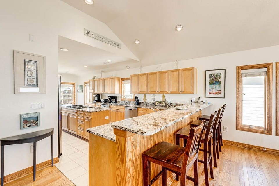 Top-Level Kitchen with Bar (seats 4)
