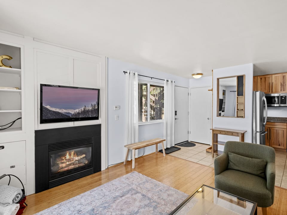 Living Room / Entry