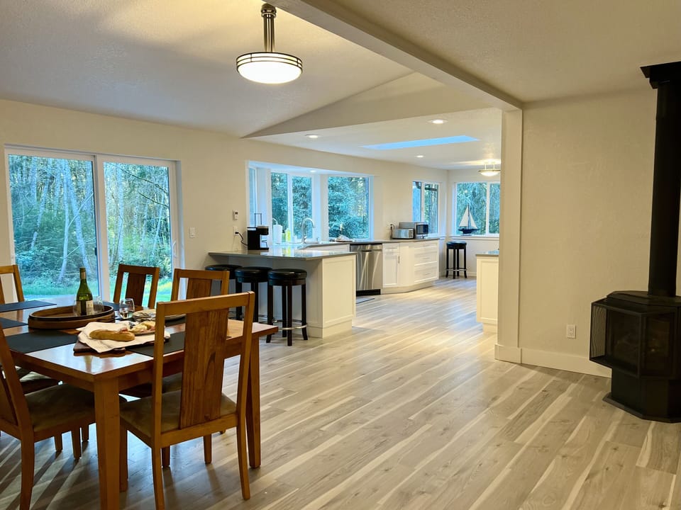 The open layout of the dining area keeps everyone together.