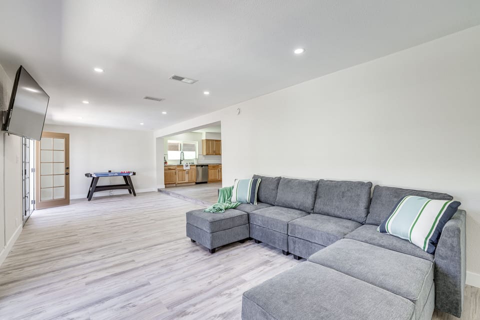 Living Room | Free WiFi | Smart TV | Foosball Table | 1st Floor