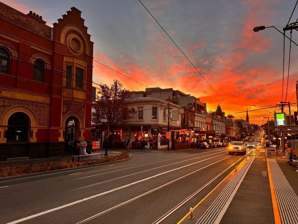 Sunset in nearby Toorak Rd only a 10-15 minute walk