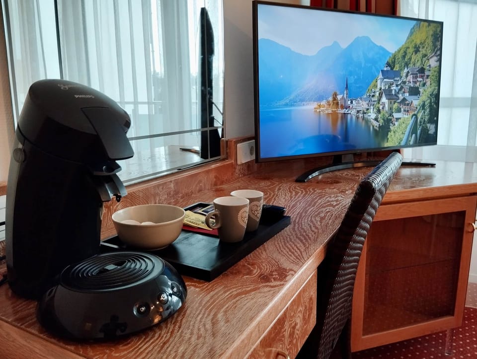 Kaffeemaschine und Fernseher