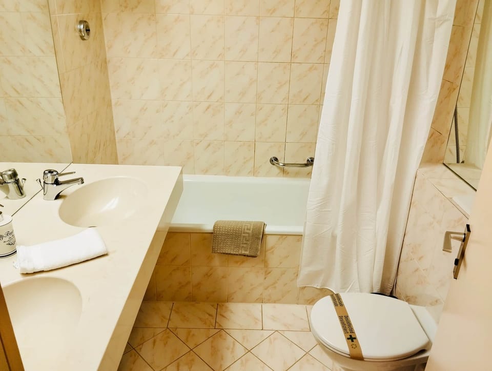 Badezimmer mit 2-Personen Waschbecken