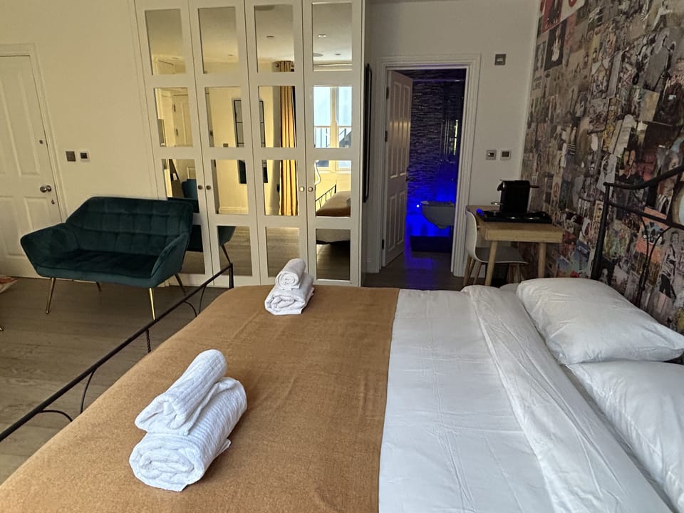 Bedroom with en-suite shower room