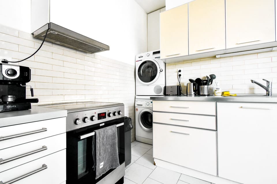 Prepare your favorite dishes in our stylish and functional kitchen. Curious about meal prep areas? Contact us!