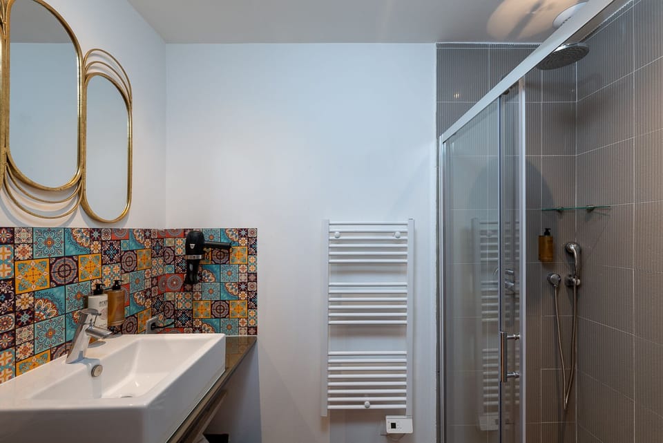 Bathroom with Italian shower, towels provided - Comfort and modernity for your stay at Mandara Beach.