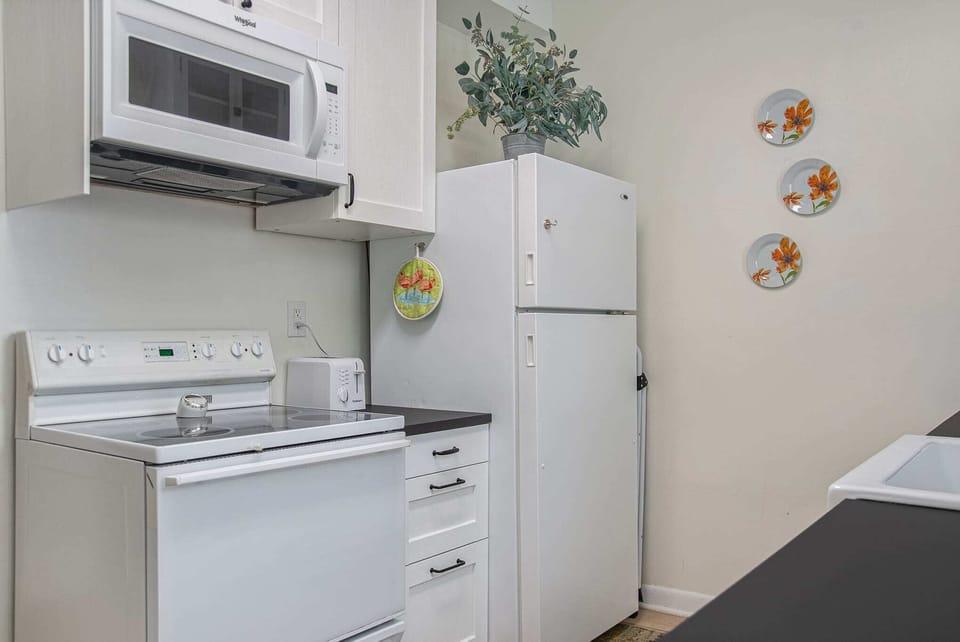 Fully stocked kitchen with all the essentials—coffee maker, cookware, blender, and more—perfect for cooking and dining together!