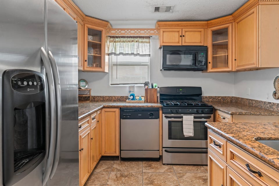 Gas Stove, Dishwasher, Full size amenities.