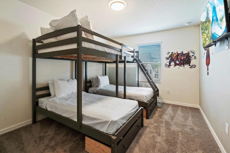 Swish Bedroom of the Townhouse in Kissimmee Florida - Smart TV and Netflix - Smart use of space with efficient sleeping arrangements - Stunning views from the bedroom window