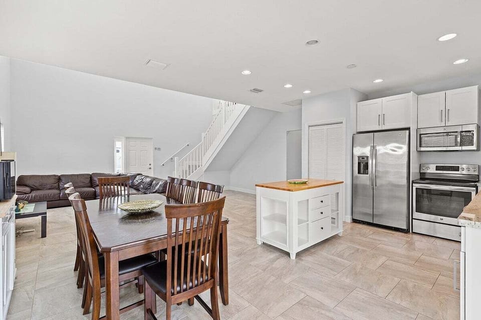 Kitchen/dining with an extendable island for extra counter space.