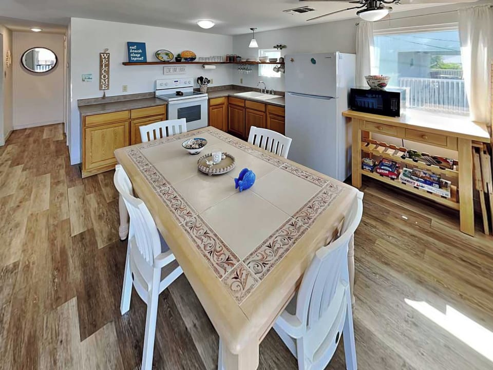 Open Concept Kitchen & Dining Area - Dining Seating For 4